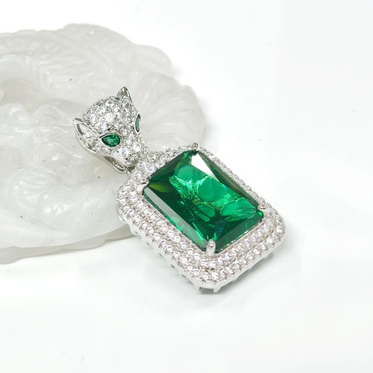 Leopard Head Emerald Pendant | European Fashion Luxury Jewelry thumbnail 2