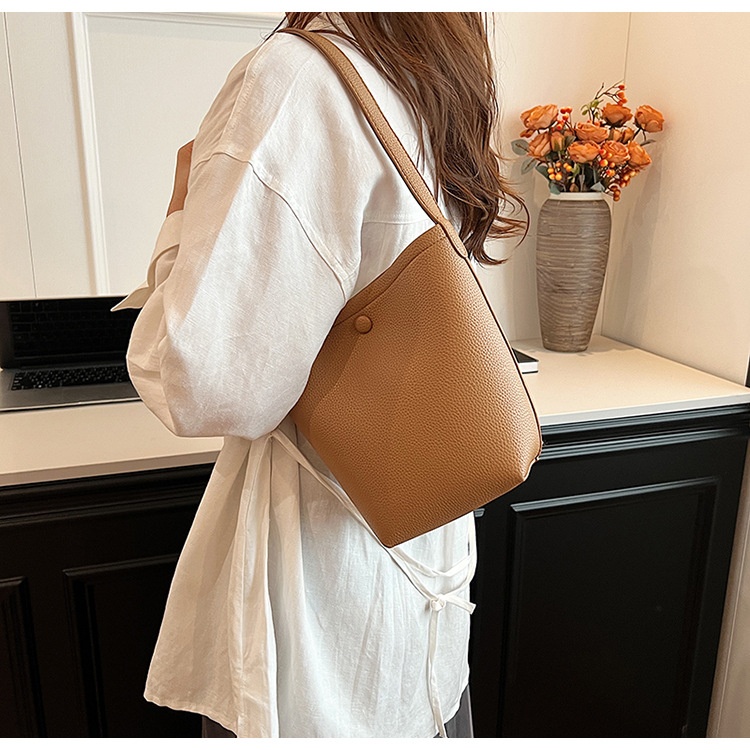 Large-Capacity Pebbled Leather Tote Bucket Bag for Women | Spring thumbnail 13