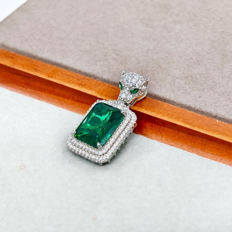 Leopard Head Emerald Pendant | European Fashion Luxury Jewelry thumbnail 3